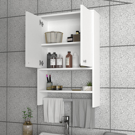 خزانة حمام معلقة أنيقة ببابين، مزوّدة برفّين عمليين للتخزين وعلاقة للمناشف