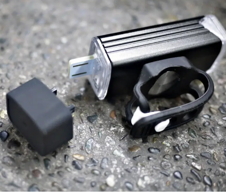 🚴‍♂️ ضو الدراجة لي ما يخليكش تتحير فالليل!