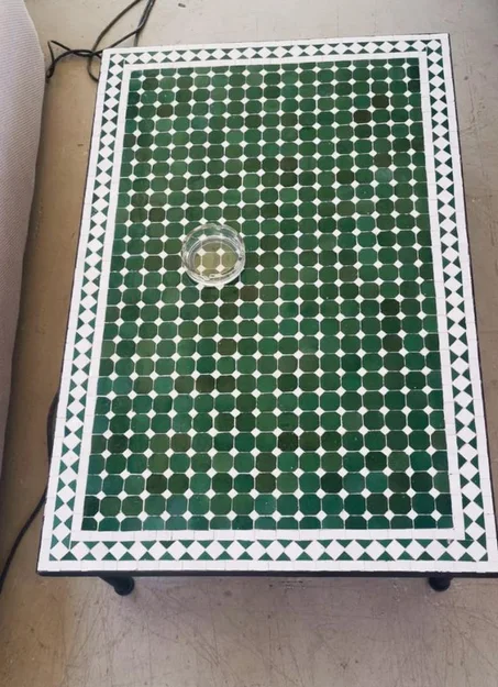 طاولة الزليج البلدي الفاسي بالألوان البيضاء