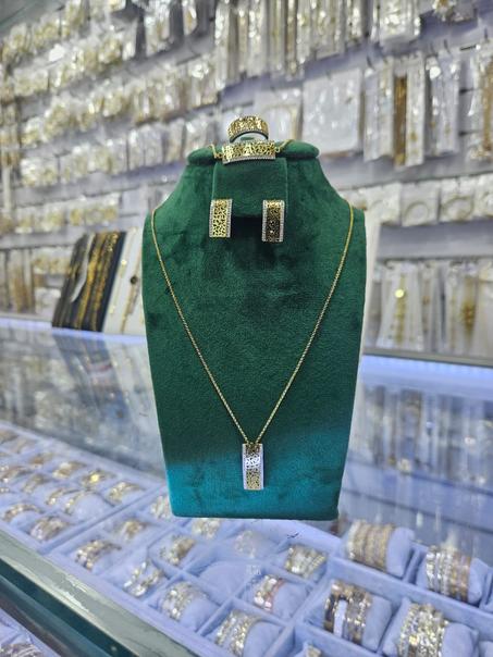 💛 طقم نسائي ذهبي بتصميم تقليدي مغربي راقٍ