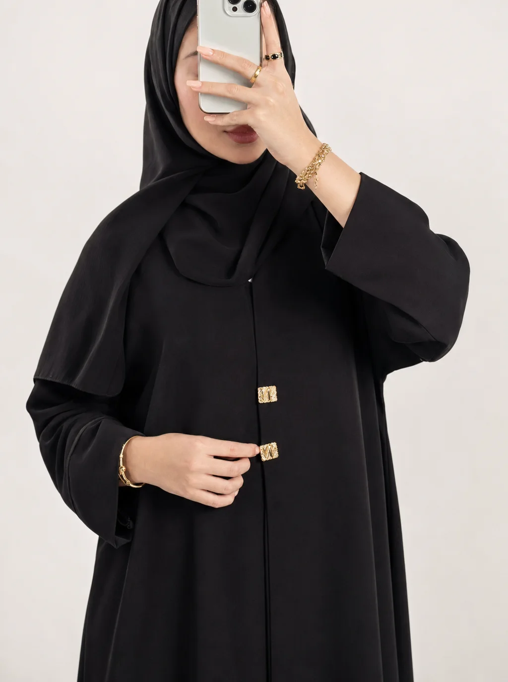 عباية سوداء فاخرة بتصميم ملكي وانسيابية راقية