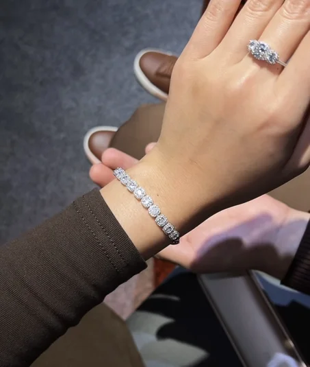 Bracelet en GR pièrres  de diamands blanches  avec boite luxueuse style 🇫🇷