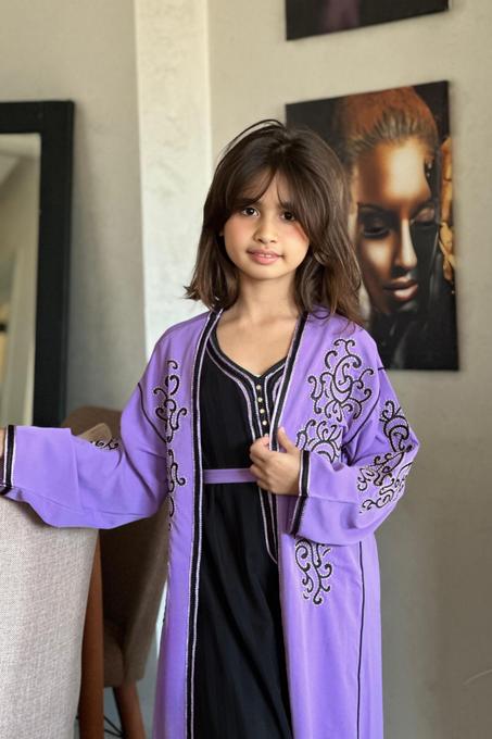 كيمونو فاخر للبنوتات – إطلالة مميزة لكل مناسبة