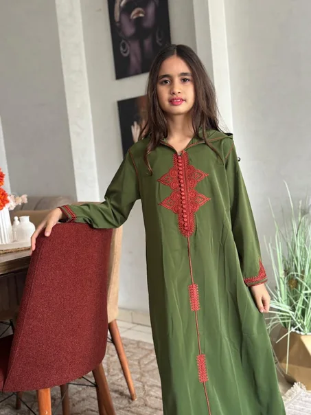 👗 جلابة صغيرة بالطرزة – أناقة بناتك تبدأ من هنا 💫