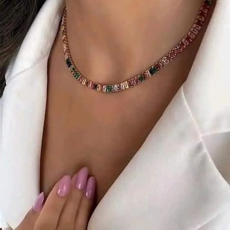 Collier modèle diamant colorée