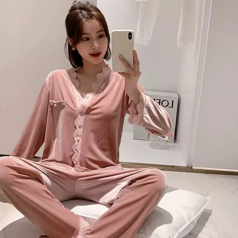 بيجامة وردية دافئة