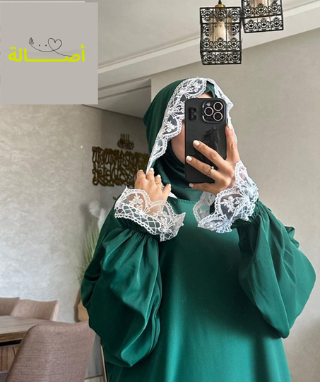 طقم صلاة فاخر 4 في 1 – عباءة أنيقة، بوني ليكرا، سجادة ناعمة، ومصحف برواية ورش