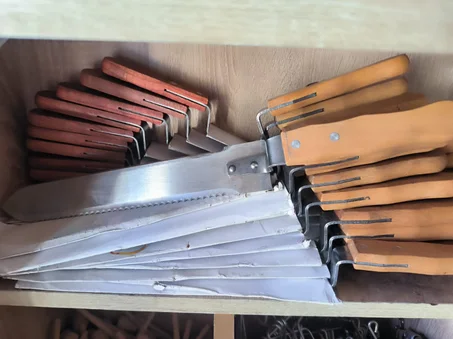 سكين إزالة الأغطية (Uncapping Knife): وهي شفرة طويلة وحادة،