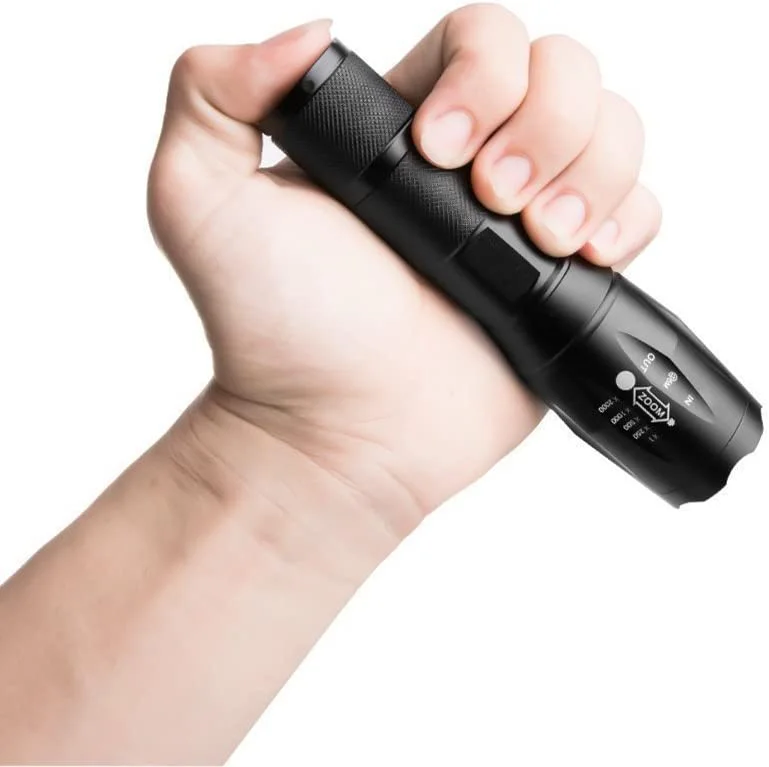 مصباح يدوي بإضاءة قوية