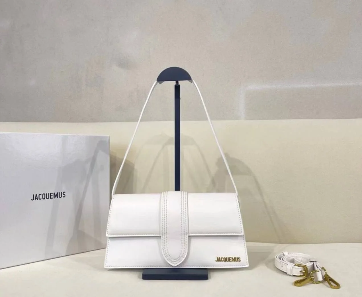 Sac à main Bandoulière Jacquemus Le Bambino Long en Cuir Lisse ref421