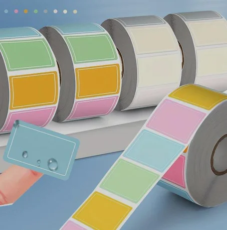 ملصقات لاصقة ملونة ومقاومة للماء لوضع الأكواد والتسميات والعلامات والملاحظات الصغيرة للمنزل والمدرسة والمكتب - 800 قطعة لكل لفة