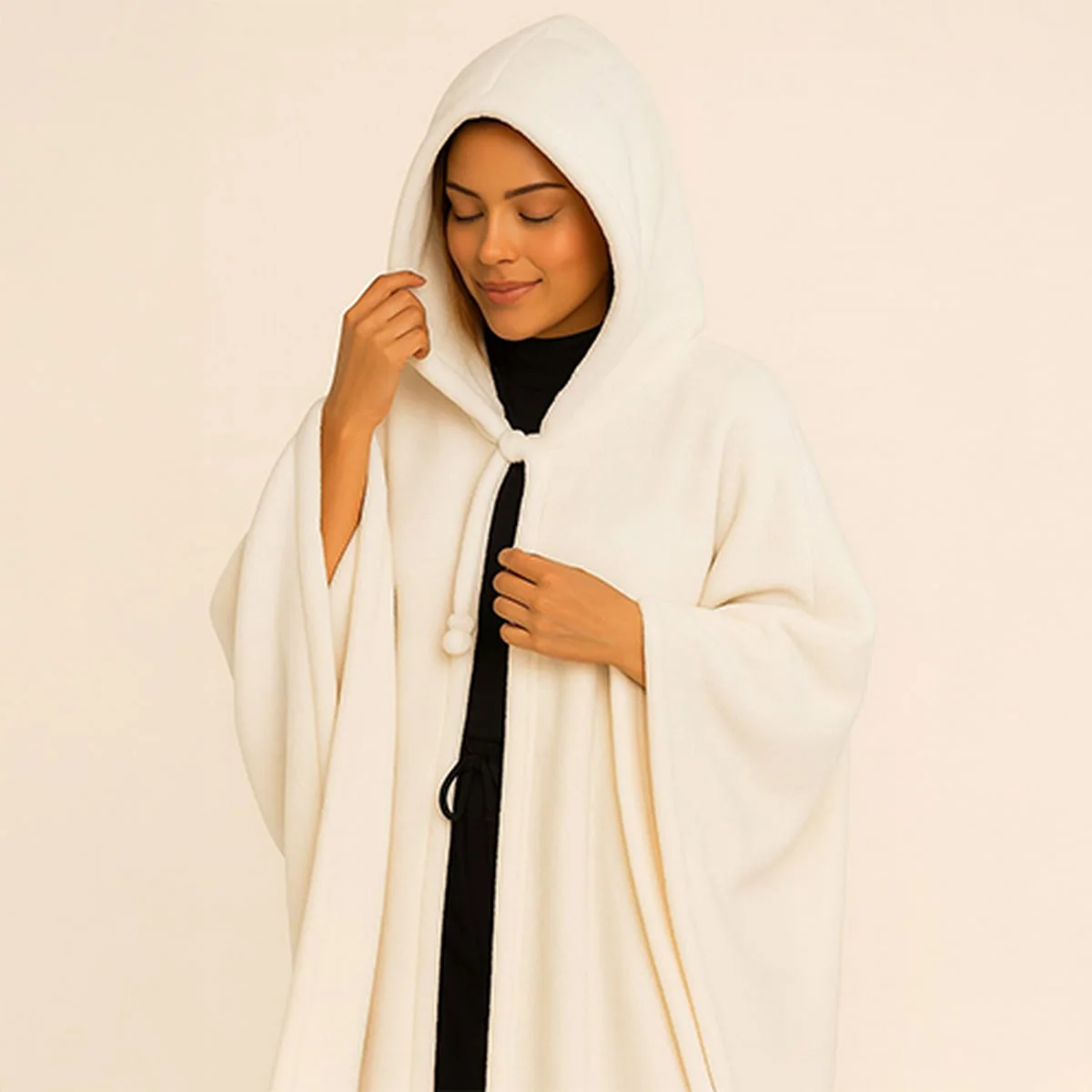 Cozy Outdoor Blanket (Off White) - بطانيه قابله للارتداء اوف وايت