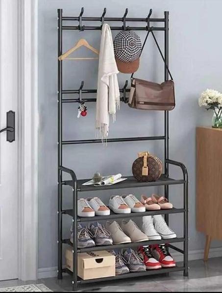 علاقة ملابس ومنضم أحذية