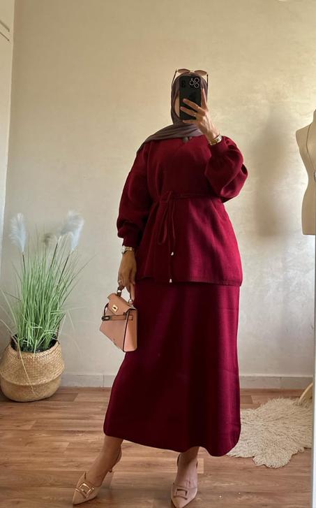 بفضل تقتكم نطمح دائمًا لتقديم الأفضل لك سيدتي 🧿 بأناقة لا مثيل لها مع هذا الطقم الصوفي  جداب وبألوان راقية و الساحر ة 🎀 وتصميمه العصري المميز. يمنحك الراحة والدفء مع لمسة فخامة تناسب إطلالاتك