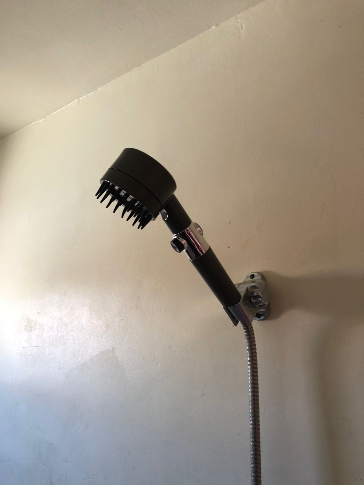 رأس دوش عصري بـ3 أوضاع ووقف الماء بضغطة وحدة 🚿✨