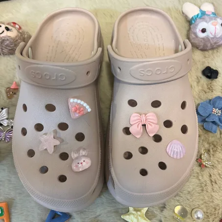 PINKY CROCSY