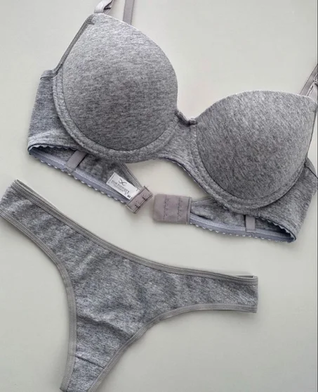 طقم لانجري نسائي مكوّن من قطعتين