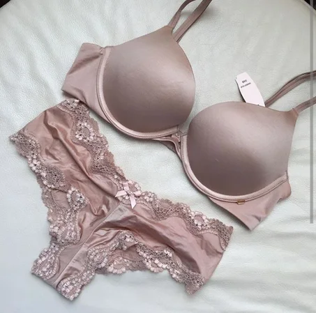 طقم لانجري نسائي مكوّن من قطعتين