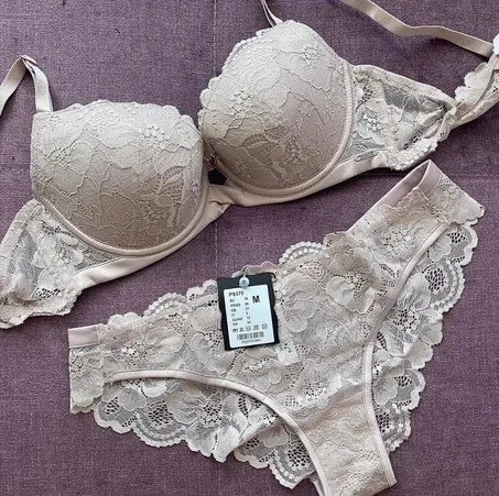 طقم لانجري نسائي مكوّن من قطعتين