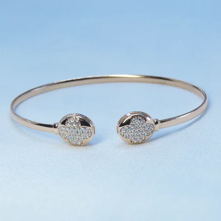 Un bracelet couvert d'or.