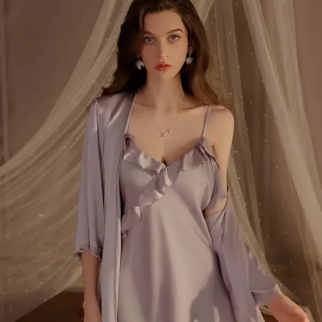 Nuisette à bretelles en satin violette claire, nuisette à volants avec robe de chambre assortie.