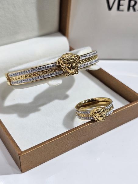 Ensemble Femme en Acier Doré VERSACE – Luxe & Sophistication