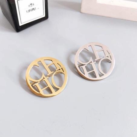 Broche acier CAROLINA HERRERA - Élégance et Sophistication avec Design Raffiné