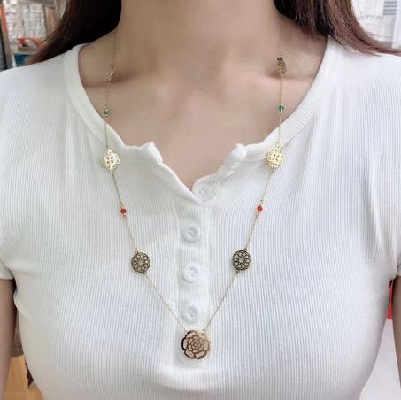 Sautoir acier doré avec perles en vert et rouge 