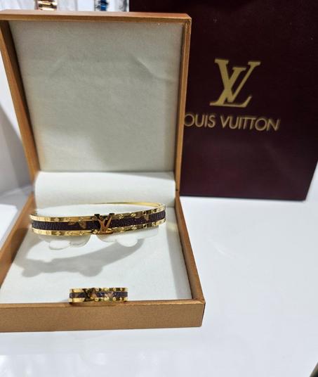 Ensemble Femme en Acier Doré LOUIS VUITTON – Élégance & Prestige