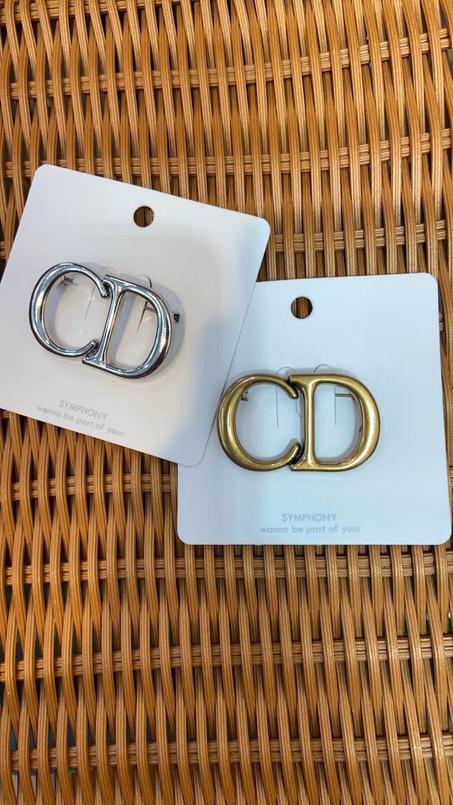 Broche DIOR CD – L’accessoire chic et intemporel