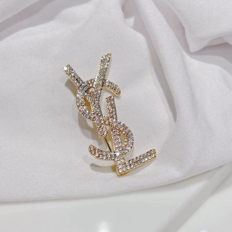 Broche Dorée YVES SAINT LAURENT Strass – Luxe & Élégance