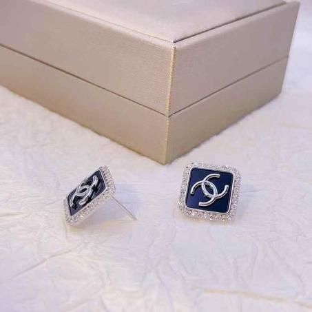 Boucles d'oreilles dorées CHANEL – L'élégance intemporelle