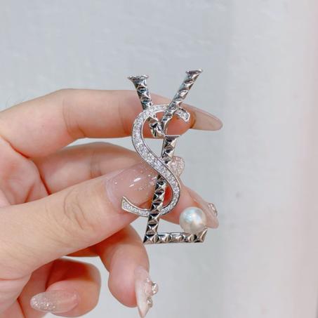 Broche Dorée YVES SAINT LAURENT Strass – Luxe & Élégance