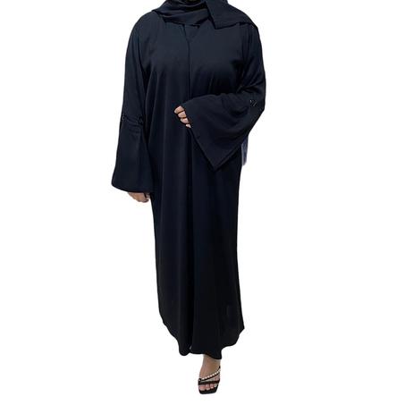 عباية سوداء ناعمة بكسرات على كم