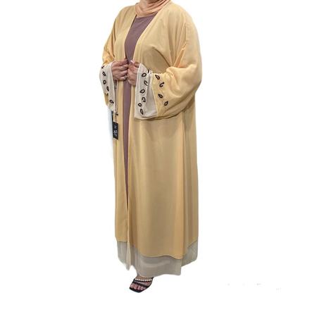 العباية صفراء انيقة مع الفستان بني