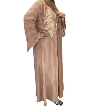 العباية بفستان داخلي اكمام واسعة