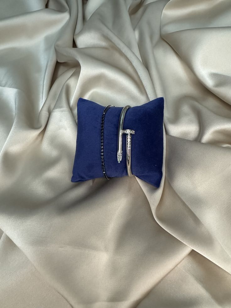 Élégance argentée – Pack Bracelet Clou simple & Rivière Strass 🖤