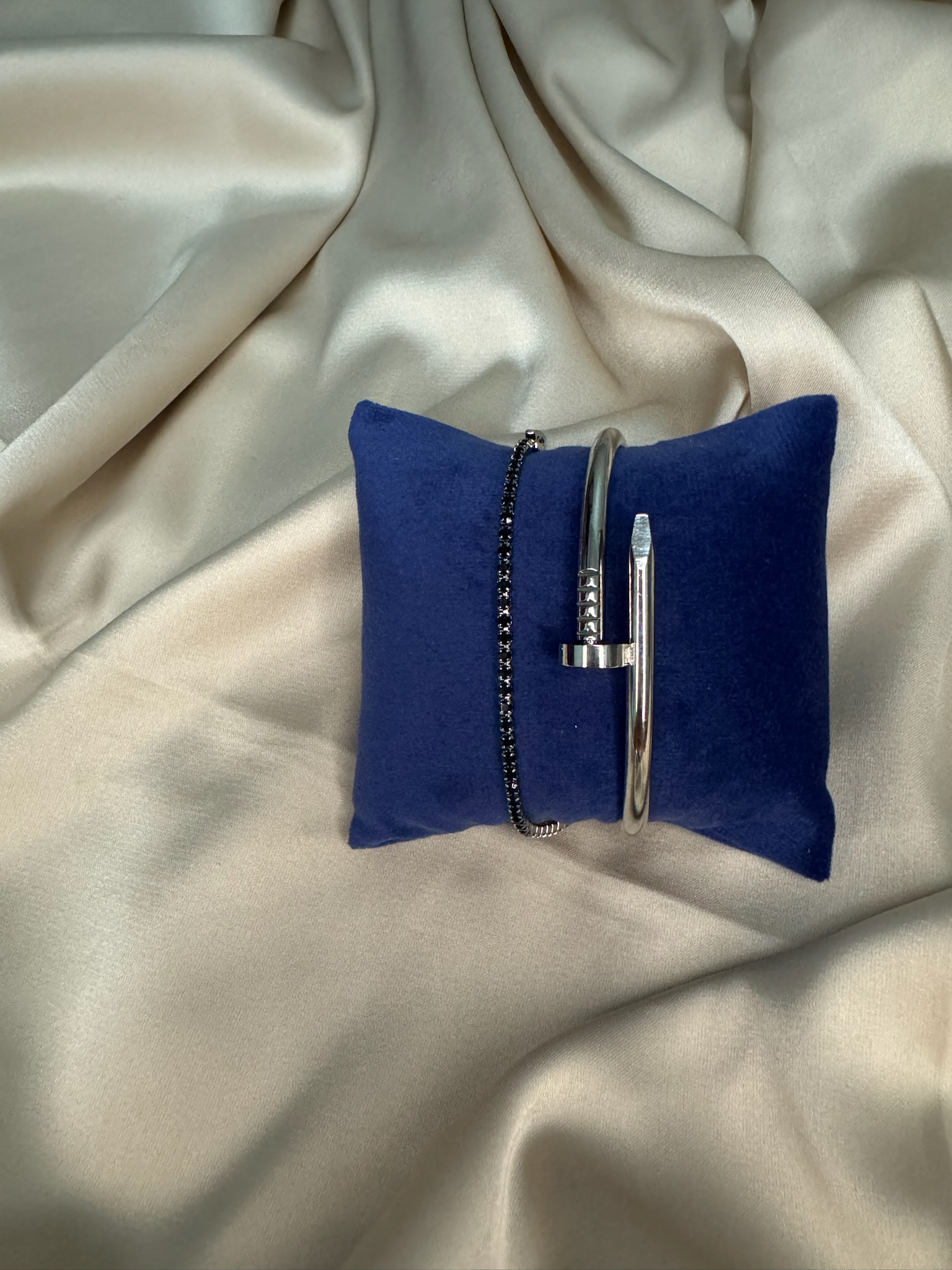Élégance argentée – Pack Bracelet Clou perlé & Rivière Strass 🖤