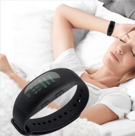 كتعاني من الأرق والتوتر قبل النوم؟ 😫 جرب RelaxBand وخلي النوم يجيك طبيعيًا