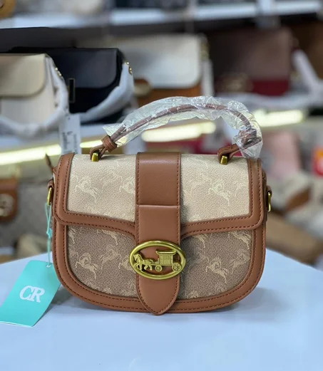 حقيبة أنيقة بتصميم عصري ولمسة كلاسيكية