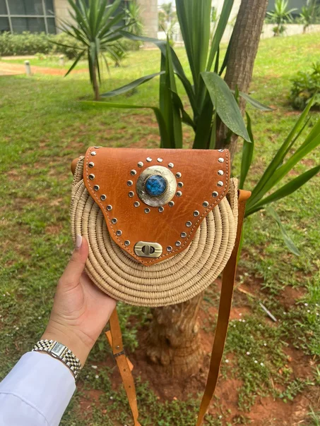 Sac A main Rond en Rotin mini Cercle Tissé a la main avec couvercle et bandoulière en Cuir  Camel pour Femme