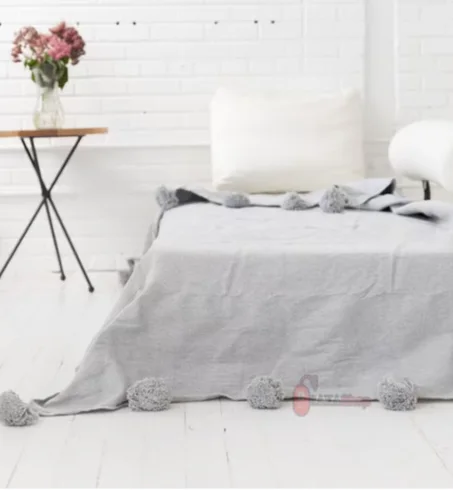 Artimorocco vous propose une Couverture Maroc Tissé a la main 100% naturel Couleur Gris.