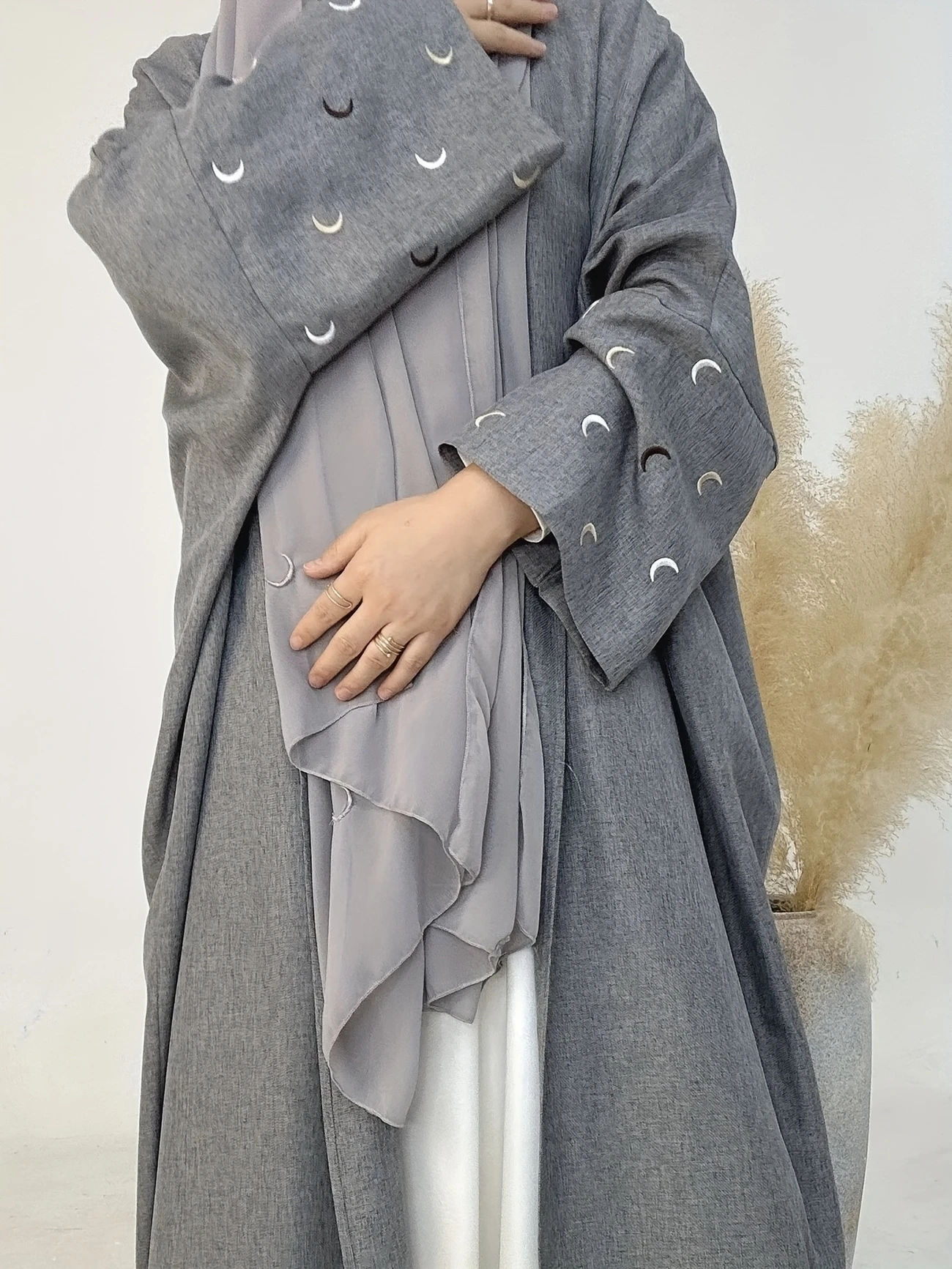 عباءة نسائية أنيقة