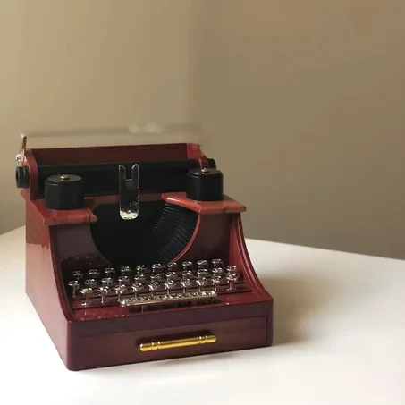 Boîte à Musique Machine à Écrire Vintage – علبة موسيقى بشكل آلة كاتبة كلاسيكية