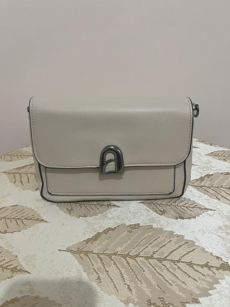 حقيبة يد نسائية