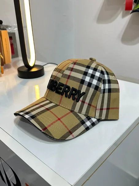 Casquette Burberry beige et rouge