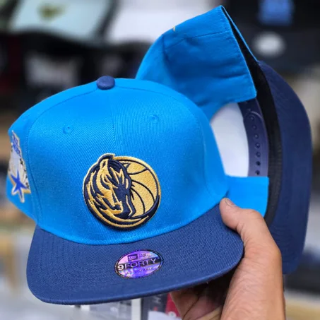 Casquette bleu et bleu marine