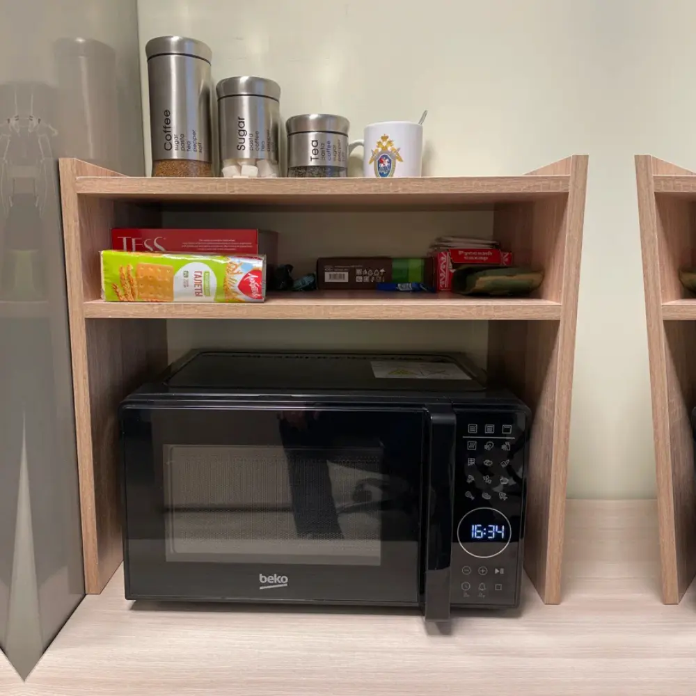 رف خشبي متين للفرن و الميكروويف – مناسب حتى لفرن 60L و70L | تنظيم ذكي للمطبخ