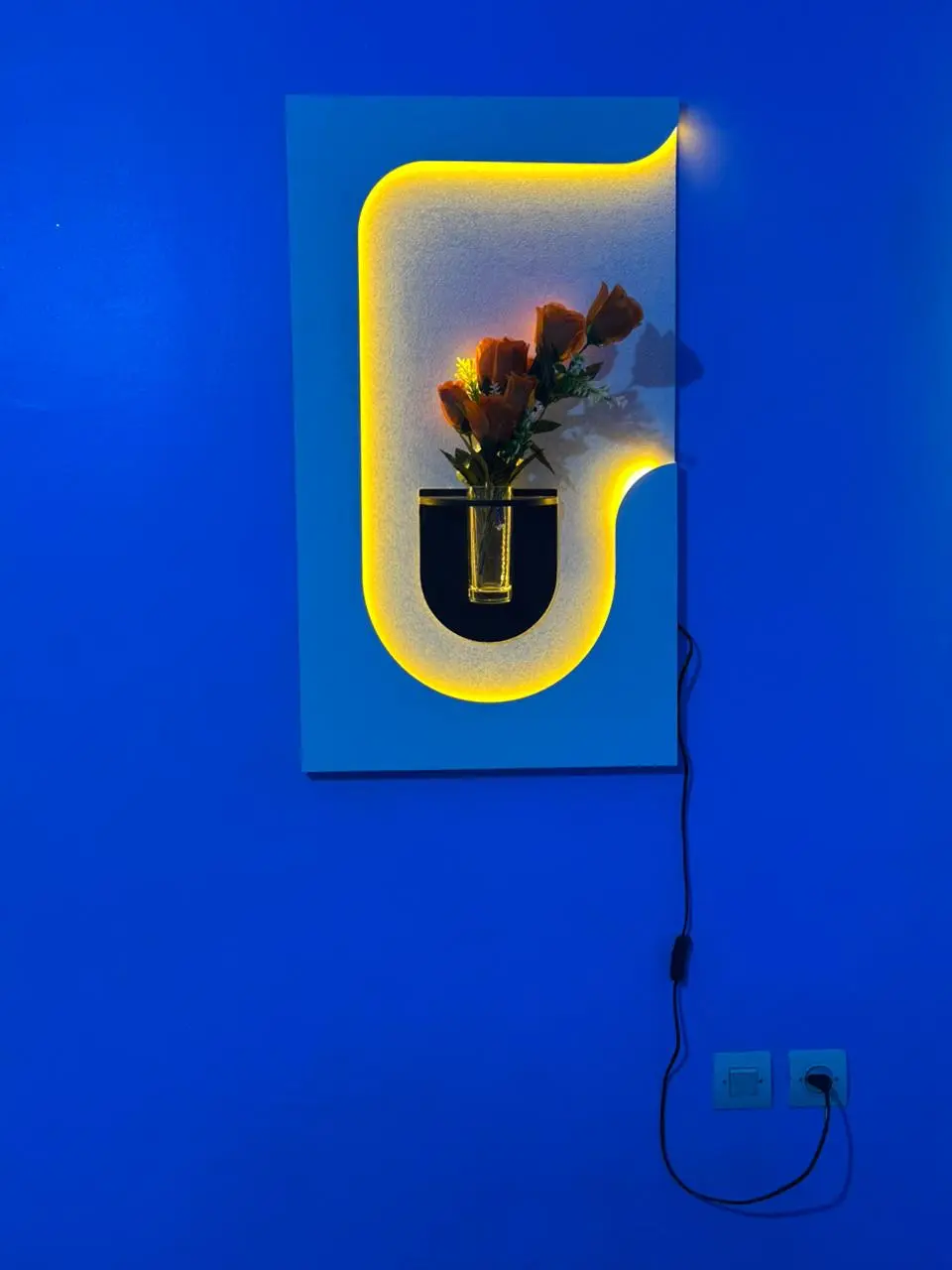 لوحة حائطية ديكور فاخرة بإضاءة ليد مع مزهرية أنيقة لتزيين وإخفاء عيوب الجدار