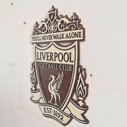 لوحة خشبية لشعار Liverpool